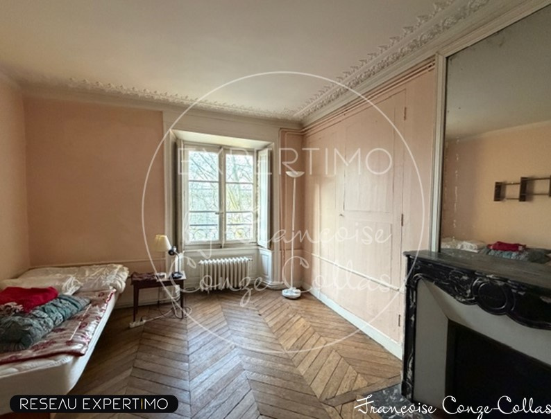 Chambre d’appartement à Versailles Chambre d'appartement avec parquet en bois et cheminée décorative, Versailles.