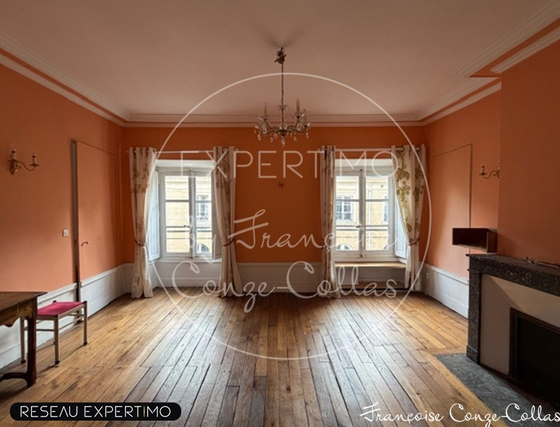 Appartement de charme à Versailles Intérieur d'un appartement de charme à Versailles avec murs orange et parquet en bois.