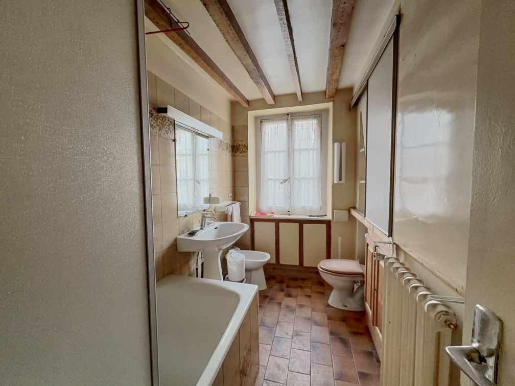 Salle de bain d’un appartement à Versailles Salle de bain d'un appartement à Versailles avec baignoire, lavabo et toilettes.