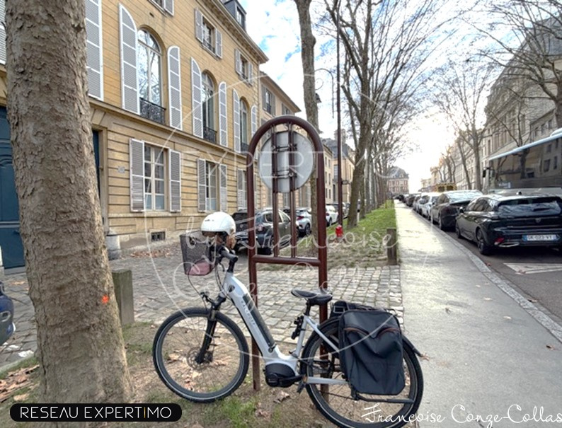 Vélo électrique à Versailles Vélo électrique garé devant un immeuble historique à Versailles, rue des Réservoirs.