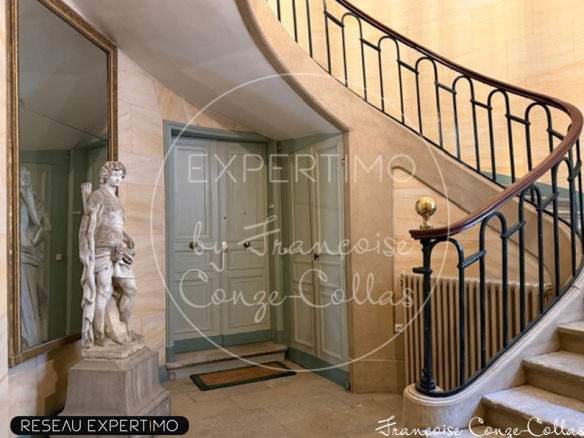 Escalier en colimaçon avec sculpture dans un immeuble du 17e siècle à Versailles.