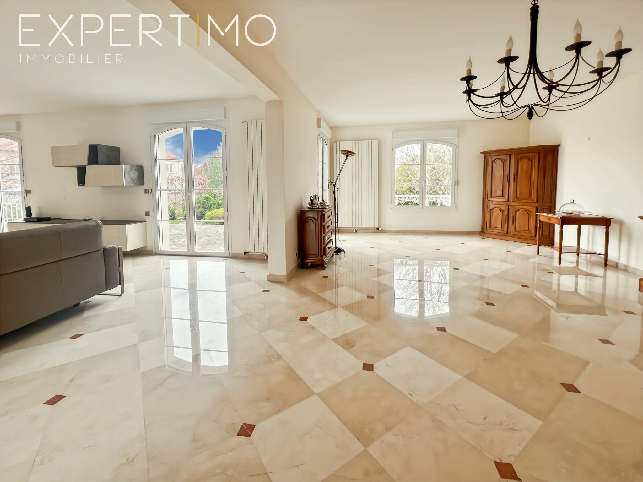 Séjour lumineux d’une propriété de caractère Intérieur d'une propriété haut de gamme avec un séjour lumineux et un sol en marbre.