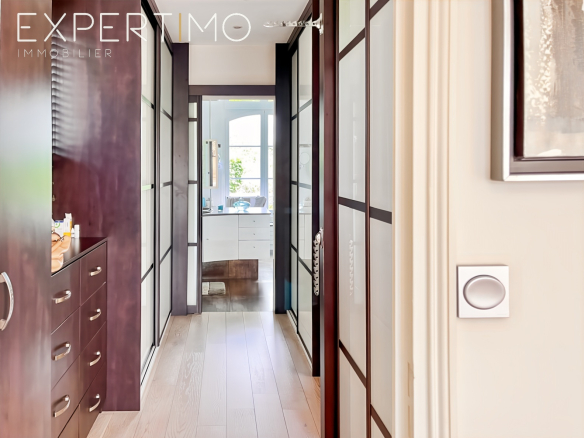 Intérieur d'une propriété haut de gamme avec un hall menant à des espaces lumineux.
