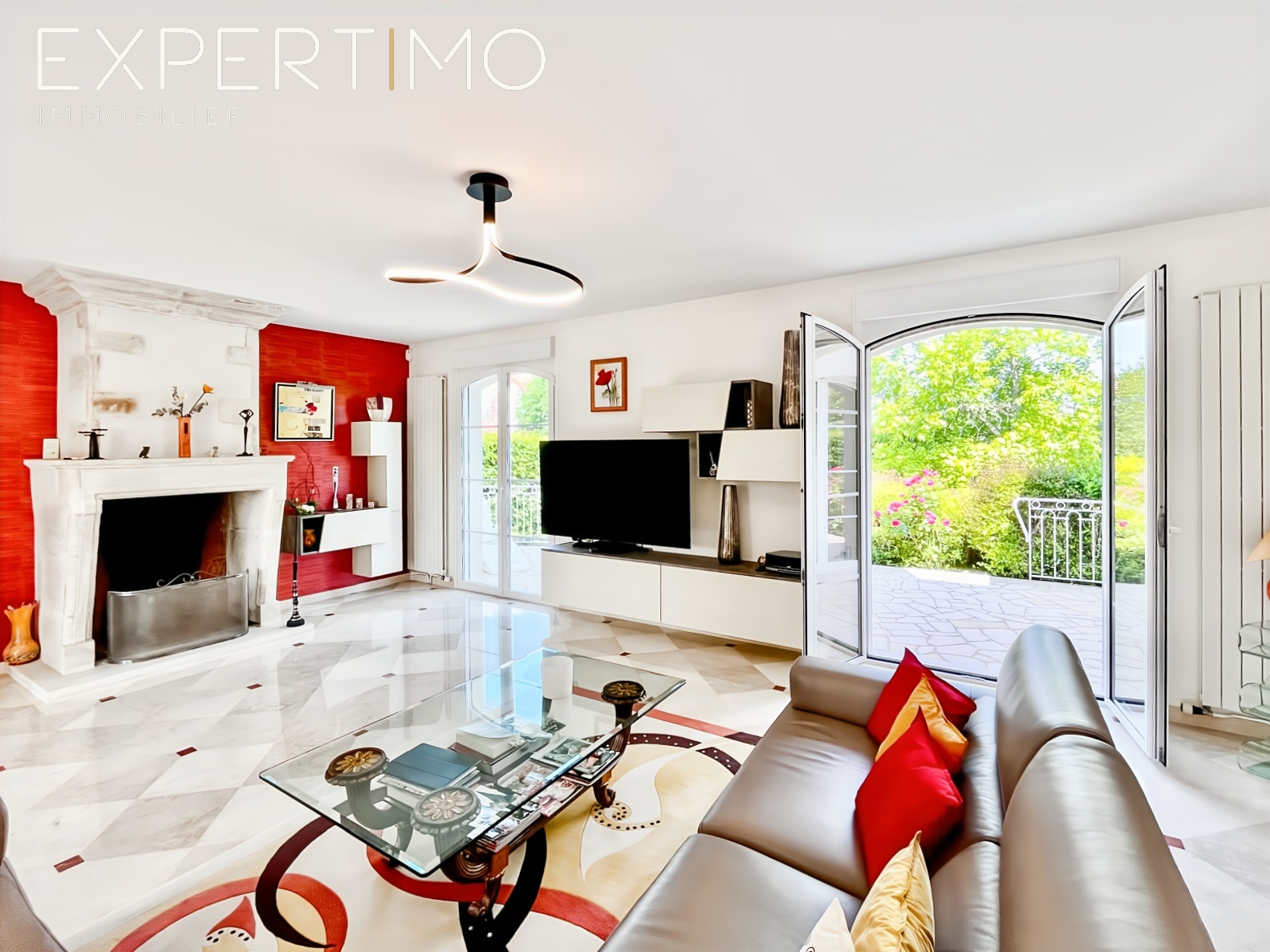 Salon lumineux d’une propriété haut de gamme Intérieur d'un salon lumineux avec canapé, télévision et cheminée, dans une maison haut de gamme.