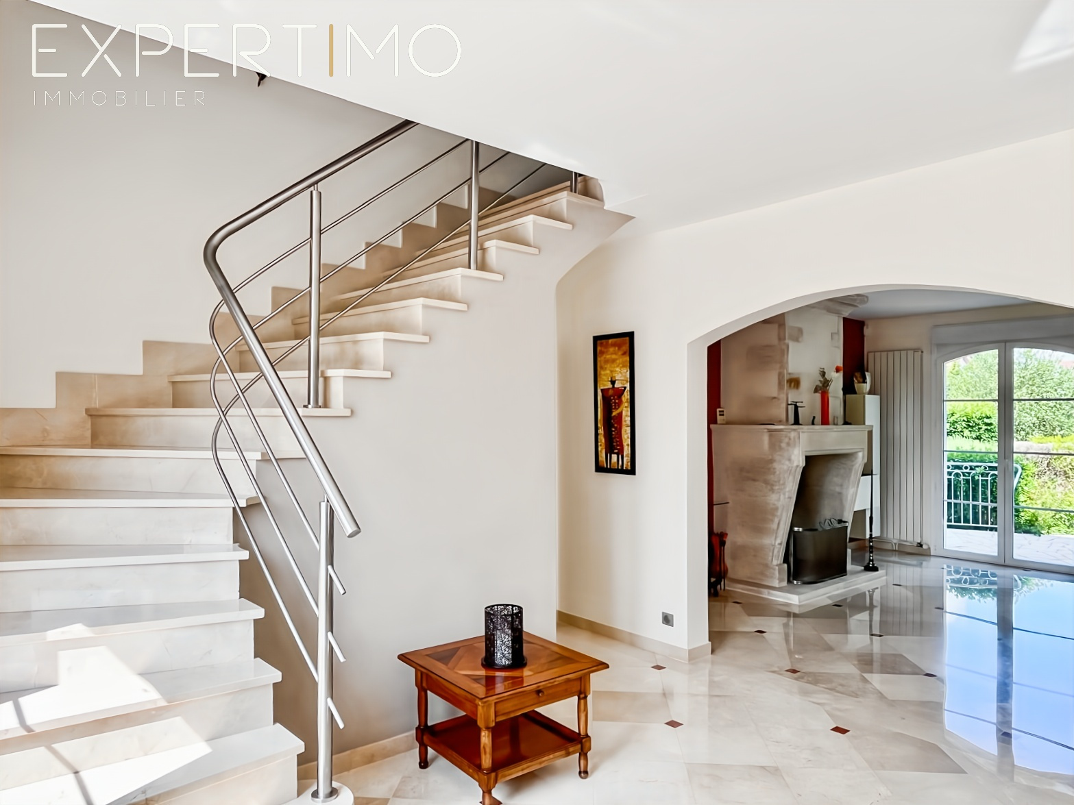 Intérieur d’une propriété de caractère Intérieur d'une propriété haut de gamme avec un escalier moderne et un hall lumineux.