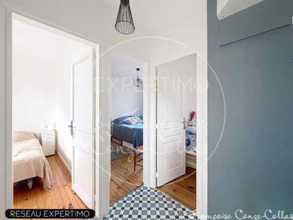 Intérieur d'une maison rénovée avec deux chambres et un couloir lumineux.