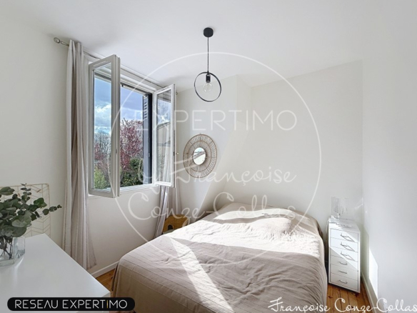 Chambre lumineuse avec fenêtre à Issy-les-Moulineaux, décorée avec goût et mobilier moderne.