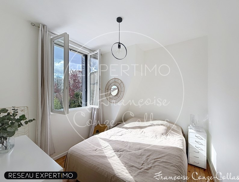 Chambre lumineuse avec fenêtre à Issy-les-Moulineaux, décorée avec goût et mobilier moderne.