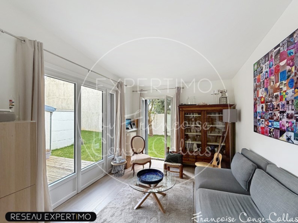Salon lumineux d'une maison rénovée avec accès à un jardin