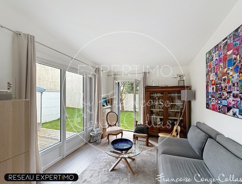 Salon lumineux d'une maison rénovée avec accès à un jardin