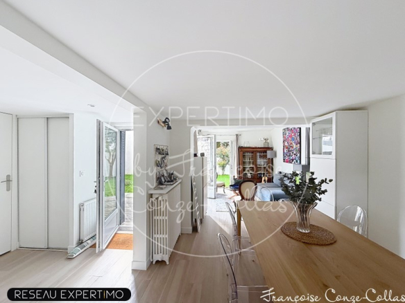 Intérieur d'une maison rénovée avec un espace salon et salle à manger lumineux.