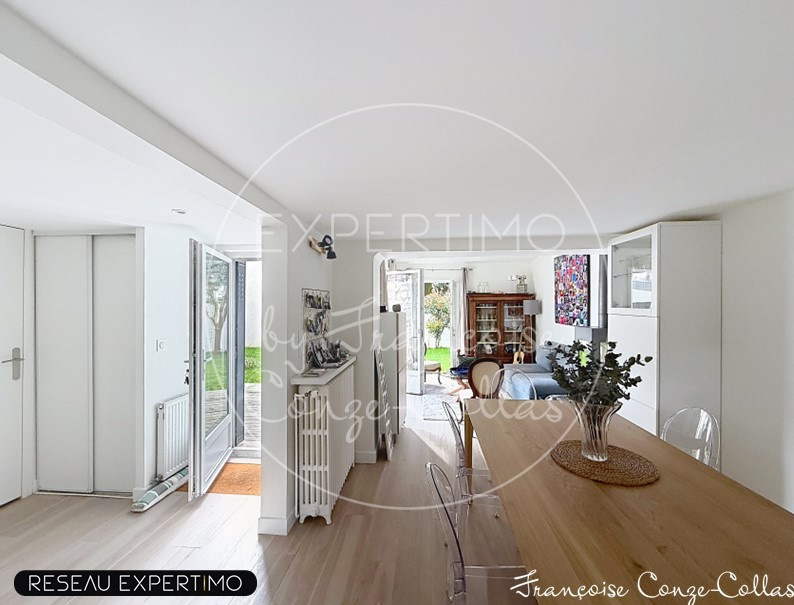 Intérieur d'une maison rénovée avec un espace salon et salle à manger lumineux.