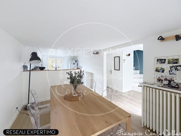 Intérieur d'une maison rénovée avec un espace salon et salle à manger lumineux.