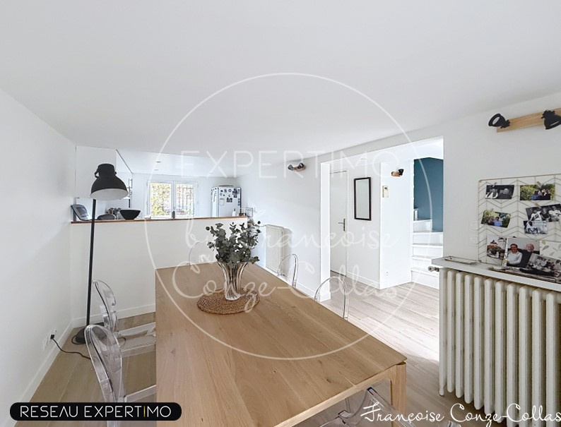 Intérieur d'une maison rénovée avec un espace salon et salle à manger lumineux.