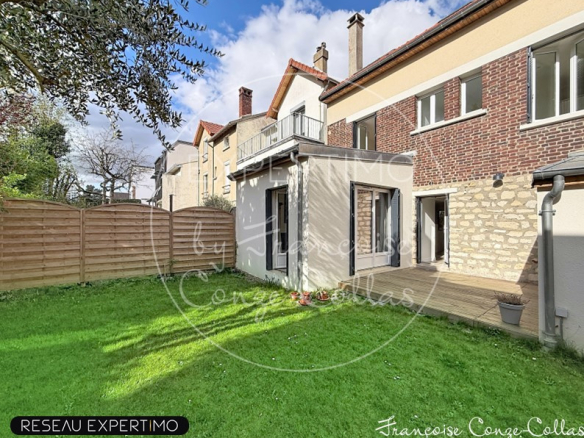 Maison rénovée avec jardin, vue sur l'arrière et terrasse en bois, située à Issy-les-Moulineaux.