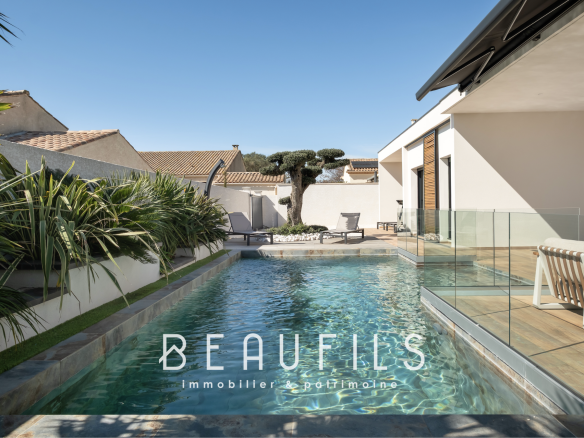 Villa californienne avec piscine à Vias, proche du Grau d'Agde, sur parcelle paysagée.