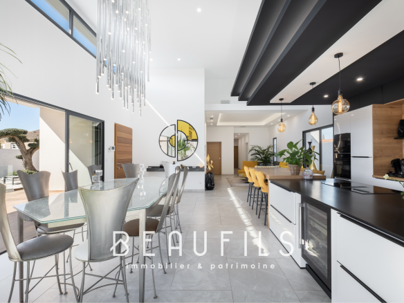 Intérieur d'une villa californienne moderne avec cuisine ouverte et salle à manger spacieuse.