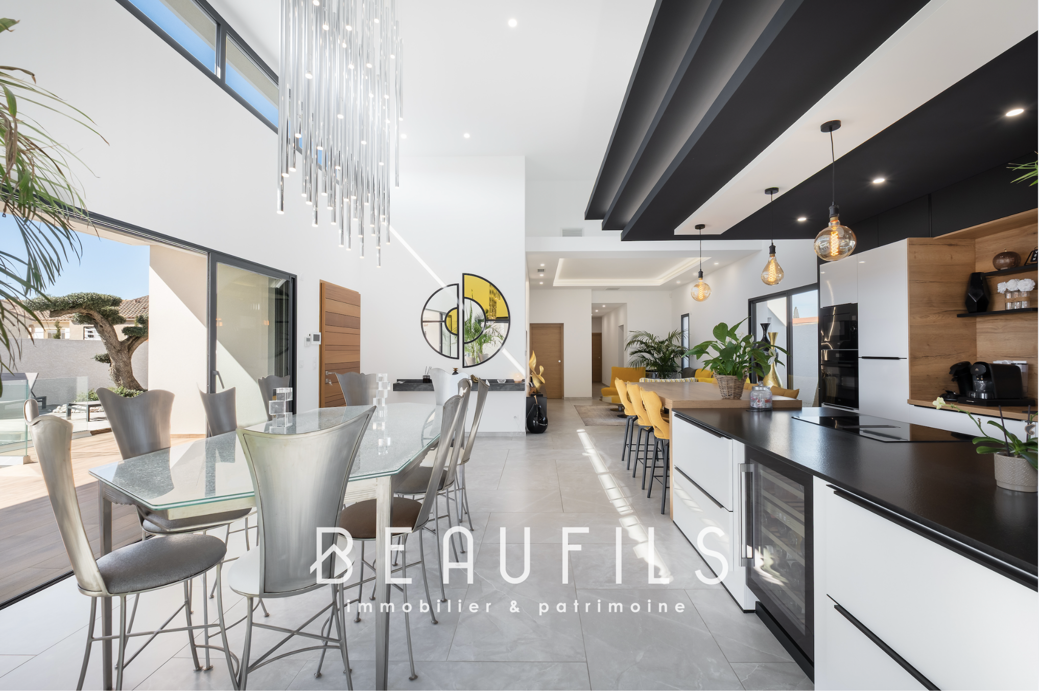 Intérieur d’une villa californienne Intérieur d'une villa californienne moderne avec cuisine ouverte et salle à manger spacieuse.