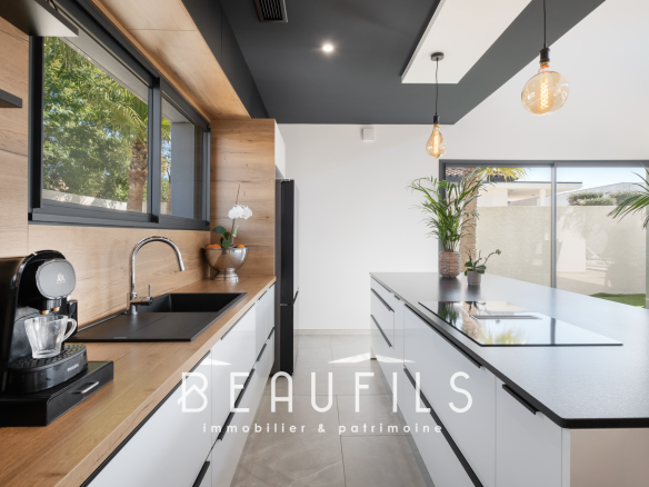 Cuisine moderne d'une villa californienne avec plan de travail en bois et équipements haut de gamme.
