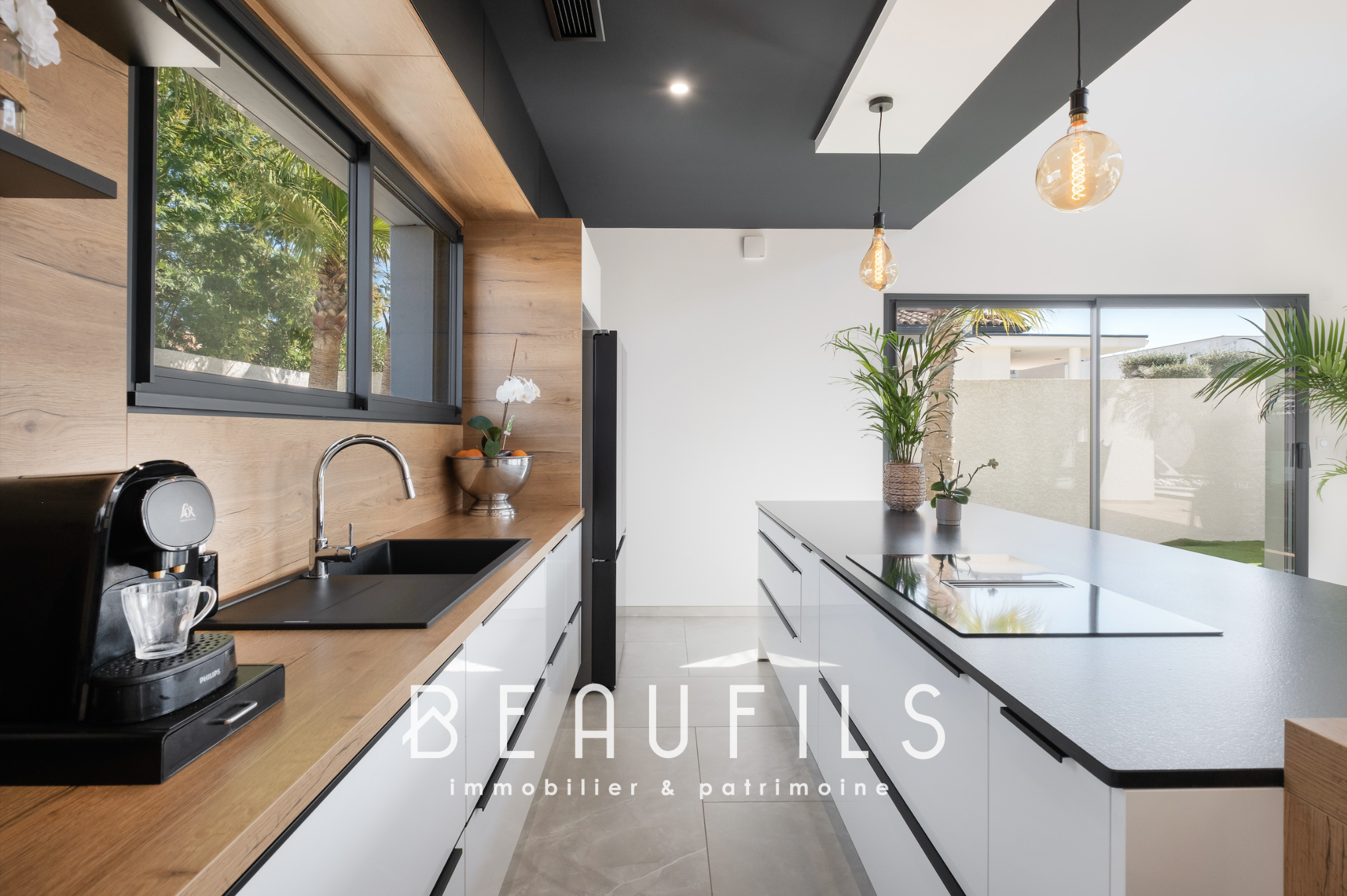 Cuisine d’une villa californienne Cuisine moderne d'une villa californienne avec plan de travail en bois et équipements haut de gamme.