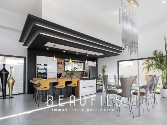 Intérieur d'une villa californienne moderne avec cuisine ouverte et salle à manger.