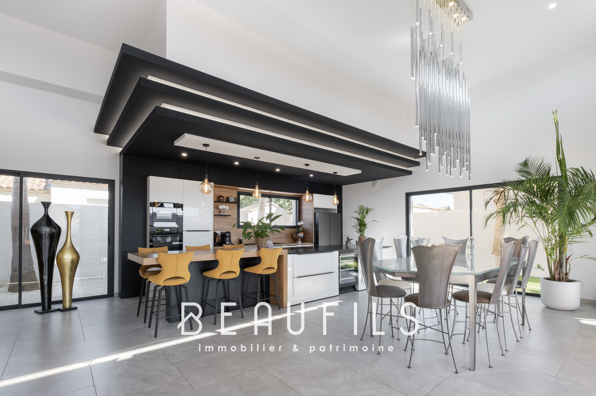 Intérieur d’une villa californienne Intérieur d'une villa californienne moderne avec cuisine ouverte et salle à manger.