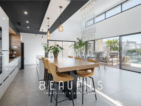 Intérieur d'une villa californienne moderne avec cuisine ouverte et salle à manger spacieuse.