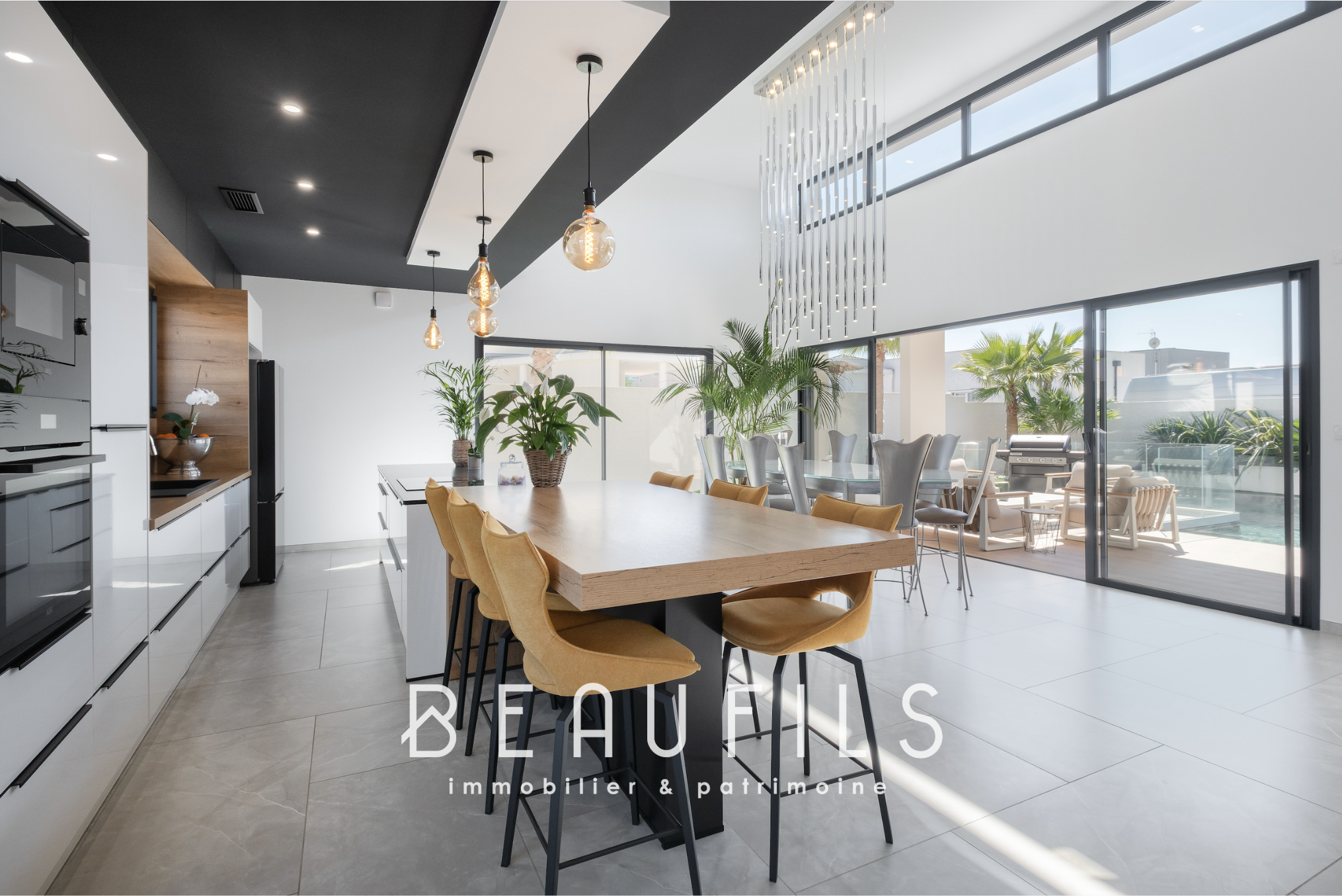 Intérieur d’une villa californienne Intérieur d'une villa californienne moderne avec cuisine ouverte et salle à manger spacieuse.