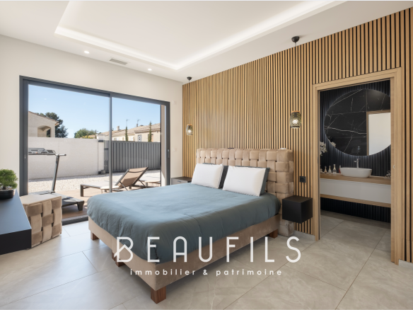 Chambre moderne avec lit double et accès à une terrasse à Vias, près du Grau d'Agde.