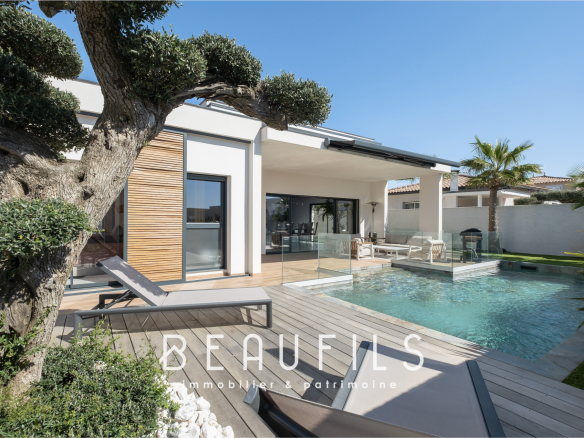 Villa californienne de plain-pied avec piscine et jardin, située à Vias près du Grau d'Agde.
