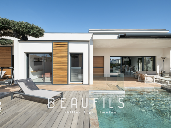 Villa californienne de plain-pied avec piscine et terrasse en bois, Le Grau d'Agde.