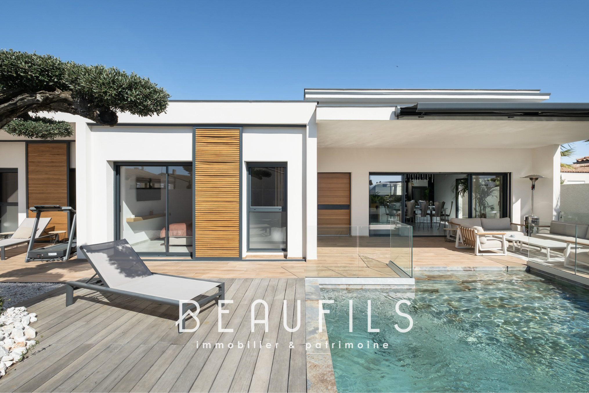 Villa californienne à Le Grau d’Agde Villa californienne de plain-pied avec piscine et terrasse en bois, Le Grau d'Agde.
