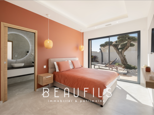 Chambre d'une villa californienne avec lit double et accès à l'extérieur, Le Grau d'Agde.