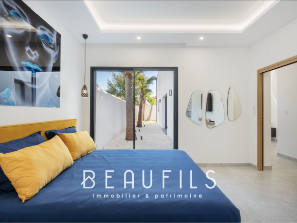 Chambre d'une villa californienne moderne avec un lit et une vue sur l'extérieur.
