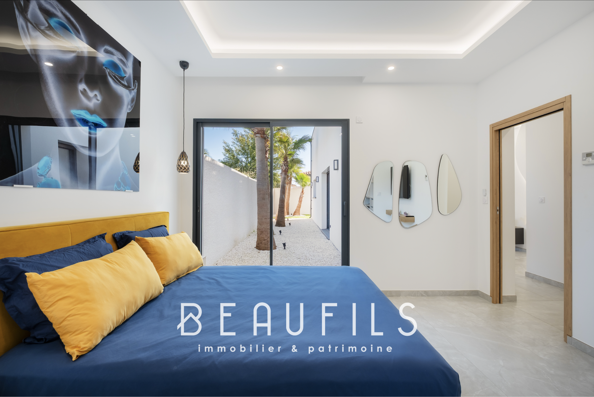 Chambre moderne dans une villa californienne Chambre d'une villa californienne moderne avec un lit et une vue sur l'extérieur.