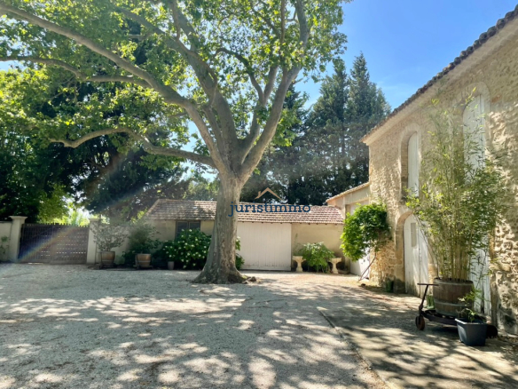 Elegant property with wooded grounds and views of the Dentelles de Montmirail, Camaret-sur-Aigues.