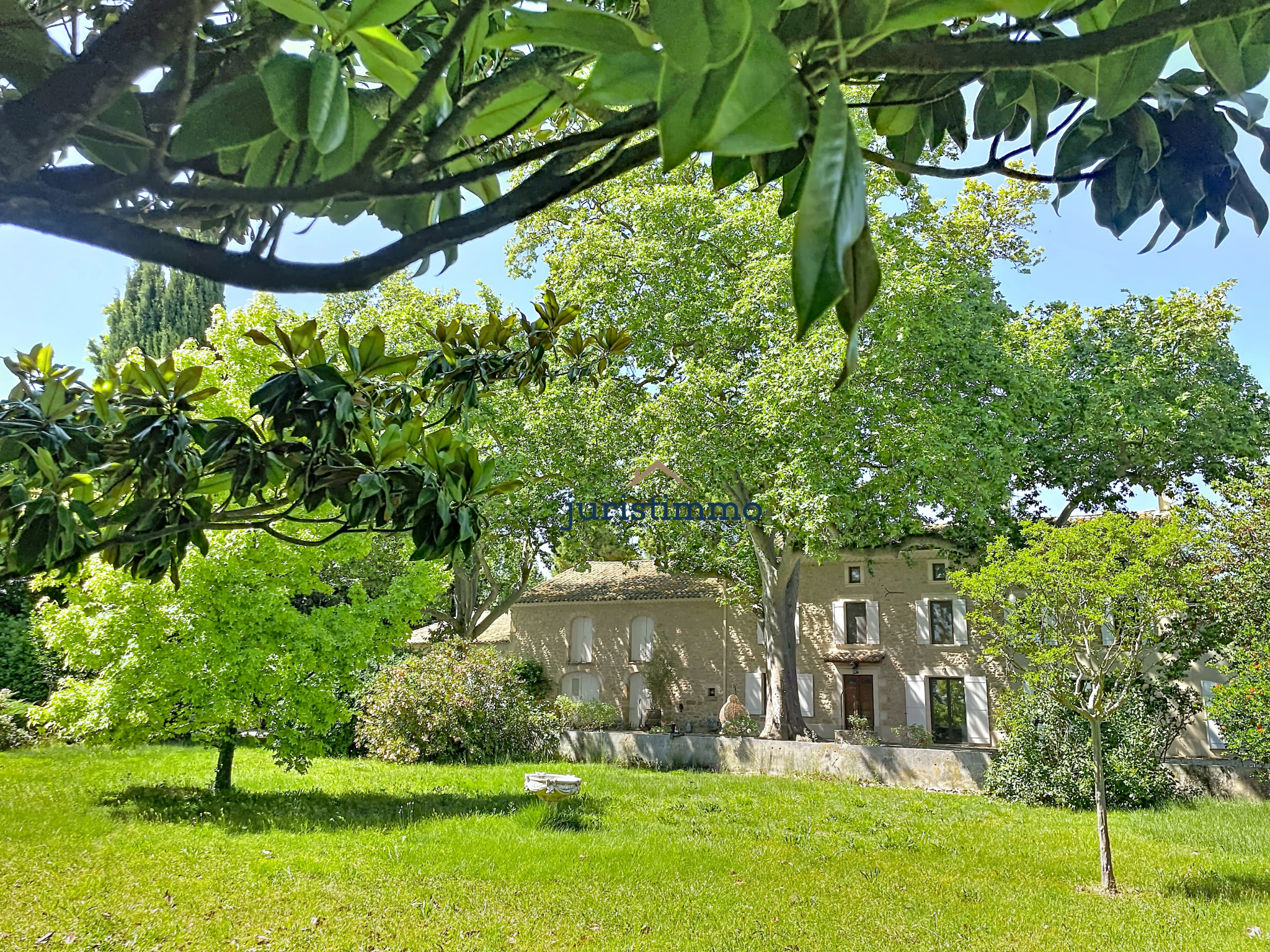 Elegant property in Provence Elegant property with wooded grounds in Camaret-sur-Aigues, overlooking the Dentelles de Montmirail.