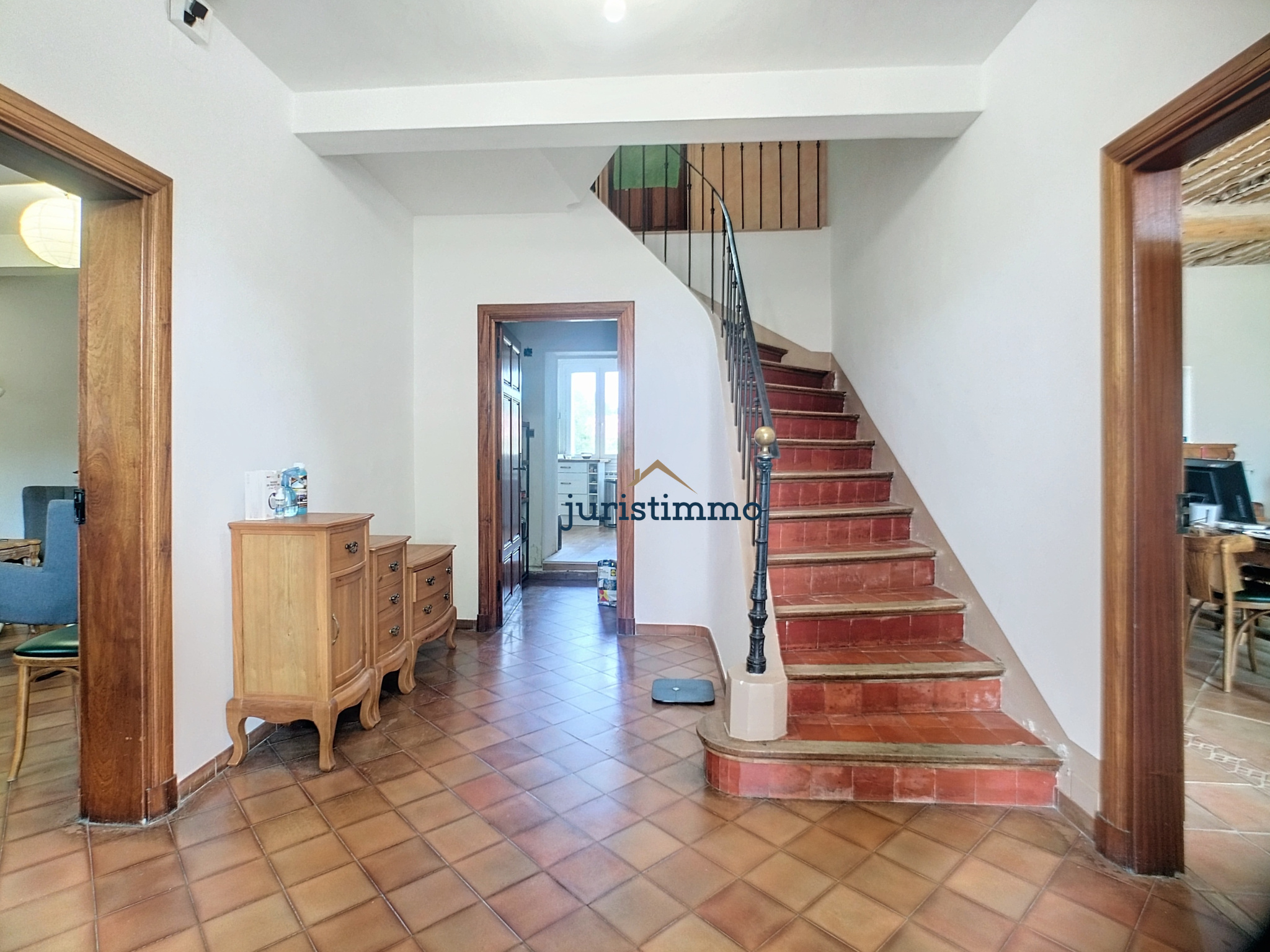 Interior of an elegant property Interior of an elegant property with a staircase and light-colored walls in Camaret-sur-Aigues.