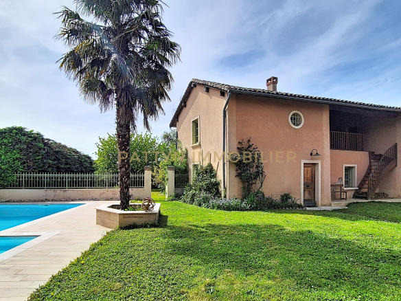 Two detached houses with swimming pool on a wooded plot in Tramoyes.