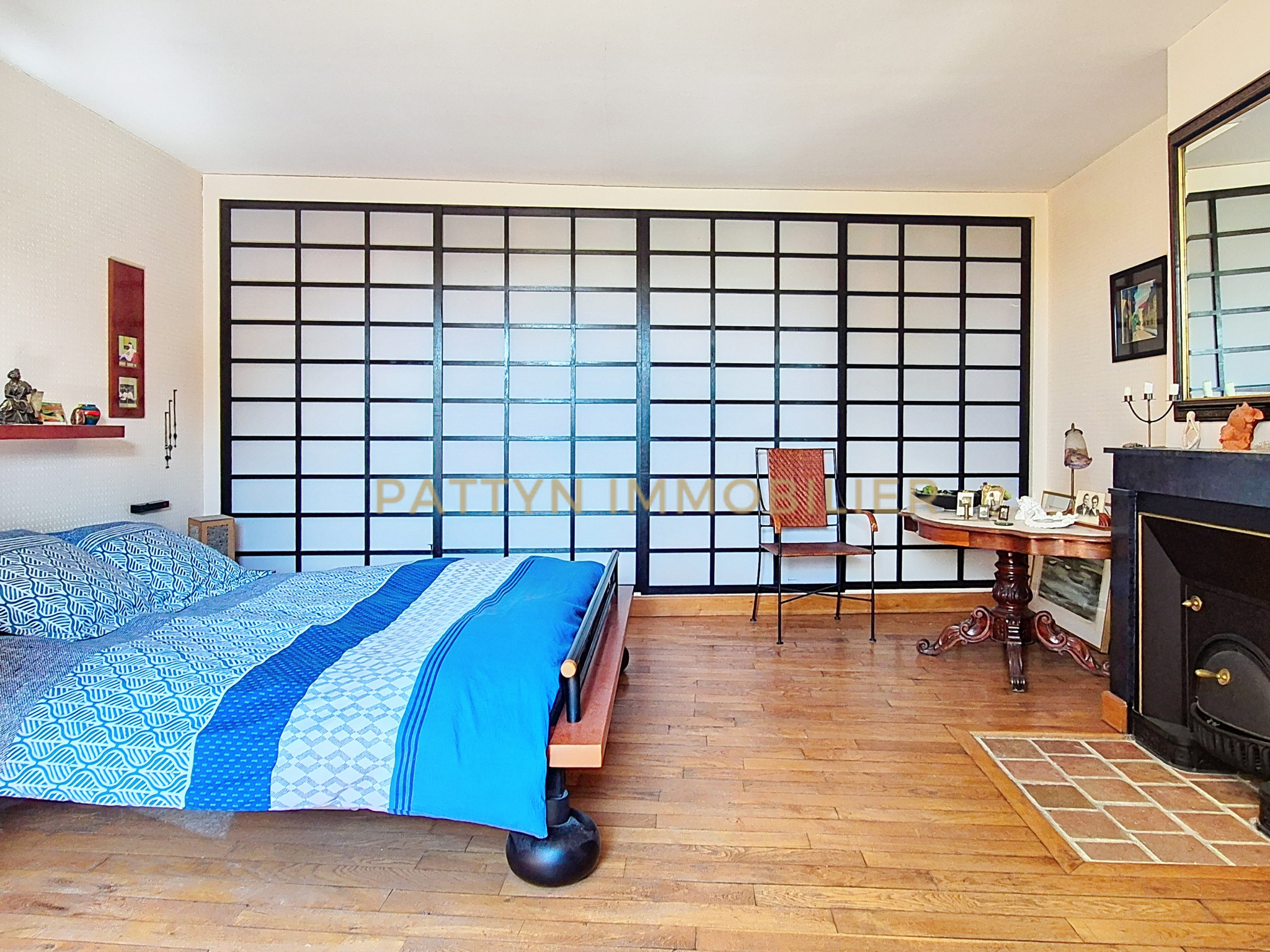 Modern room in Tramoyes Spacious room with a double bed and a desk, decorated in a modern style.