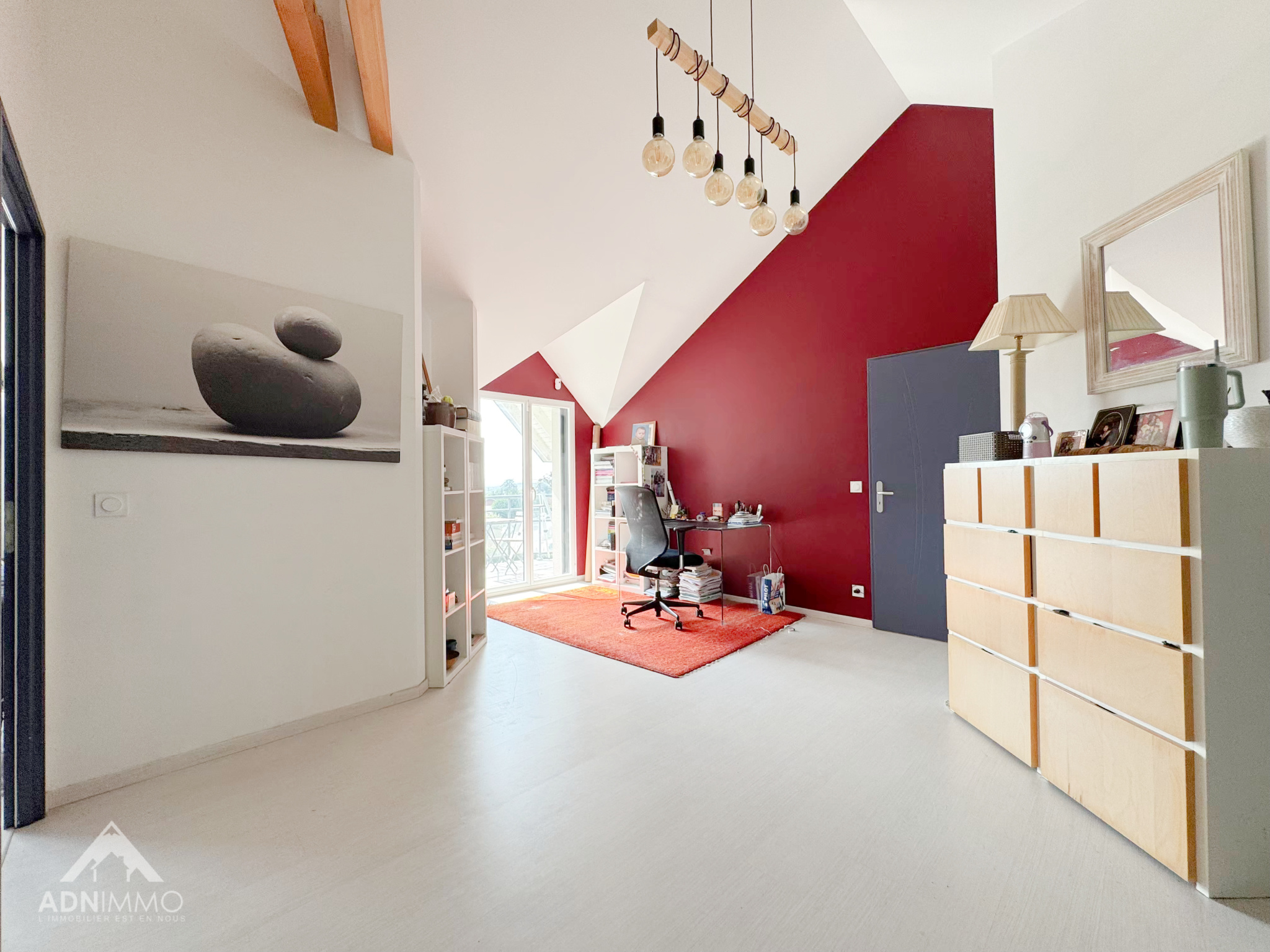 Intérieur d'une maison moderne avec un espace de vie lumineux et des meubles contemporains.