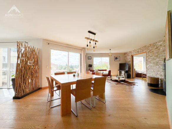Intérieur d'une maison moderne avec un espace de vie lumineux et une salle à manger.