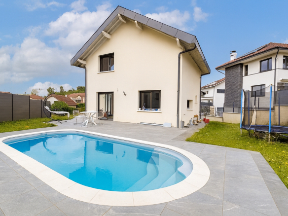 Maison individuelle avec piscine et jardin à Chevry, 280 m2 de surface.