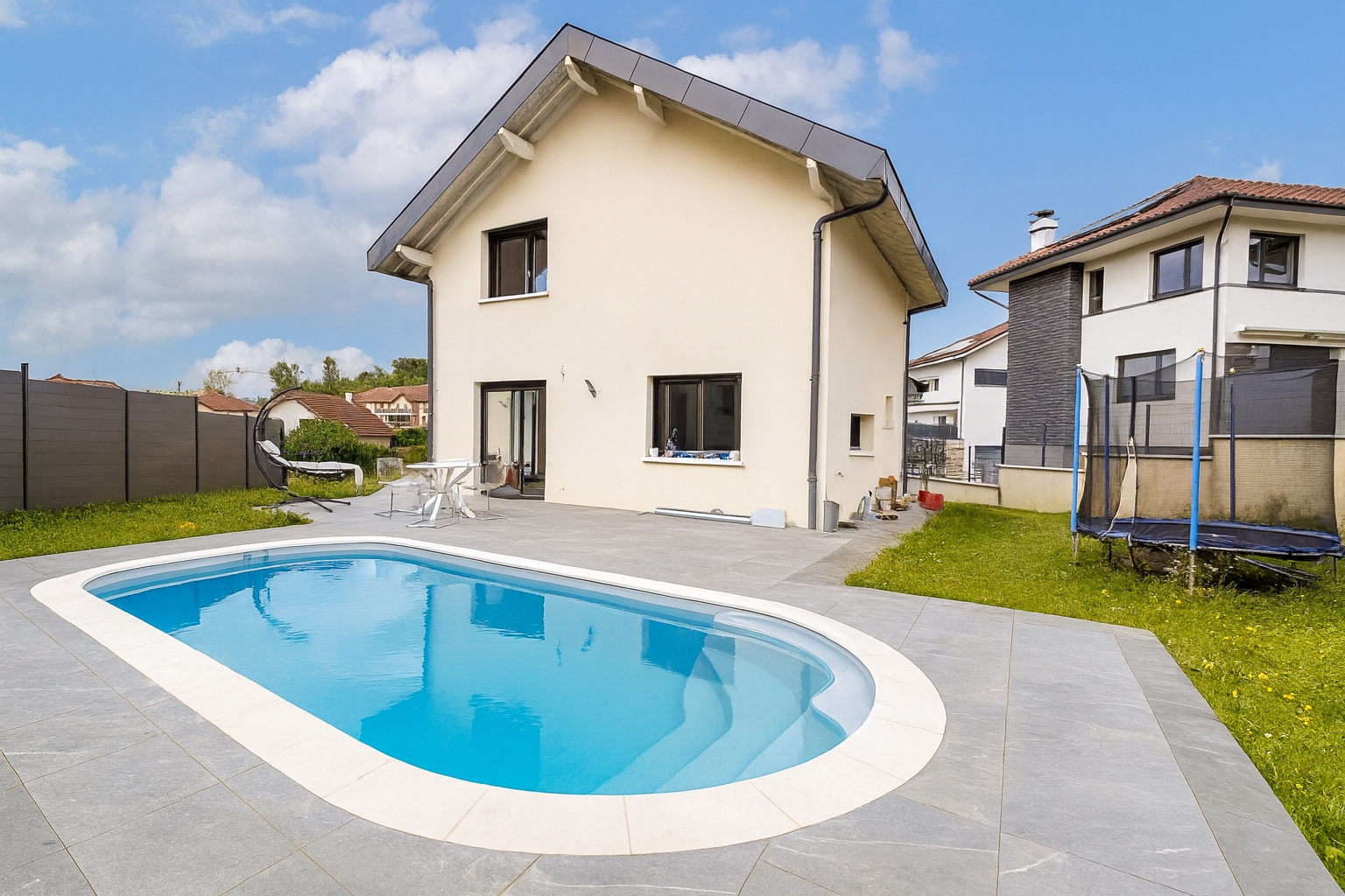 Maison individuelle avec piscine et jardin à Chevry, 280 m2 de surface.