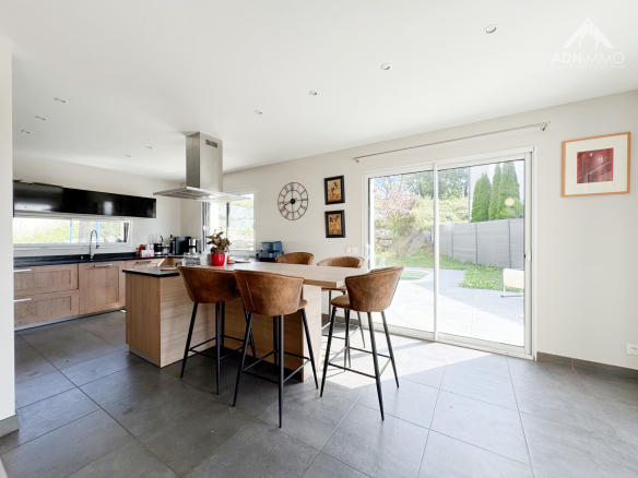 Intérieur d'une maison moderne avec cuisine ouverte et espace de vie lumineux.