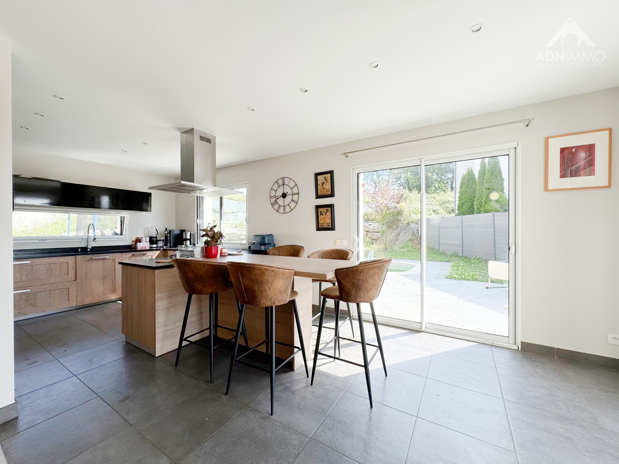 Intérieur d'une maison moderne avec cuisine ouverte et espace de vie lumineux.