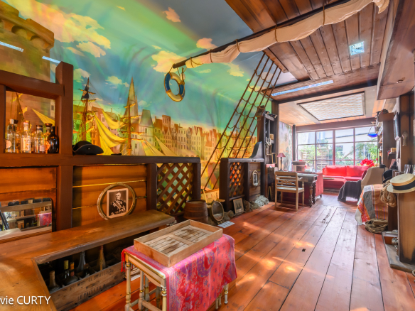 Intérieur d'une maison de caractère avec décor artistique et mobilier en bois.