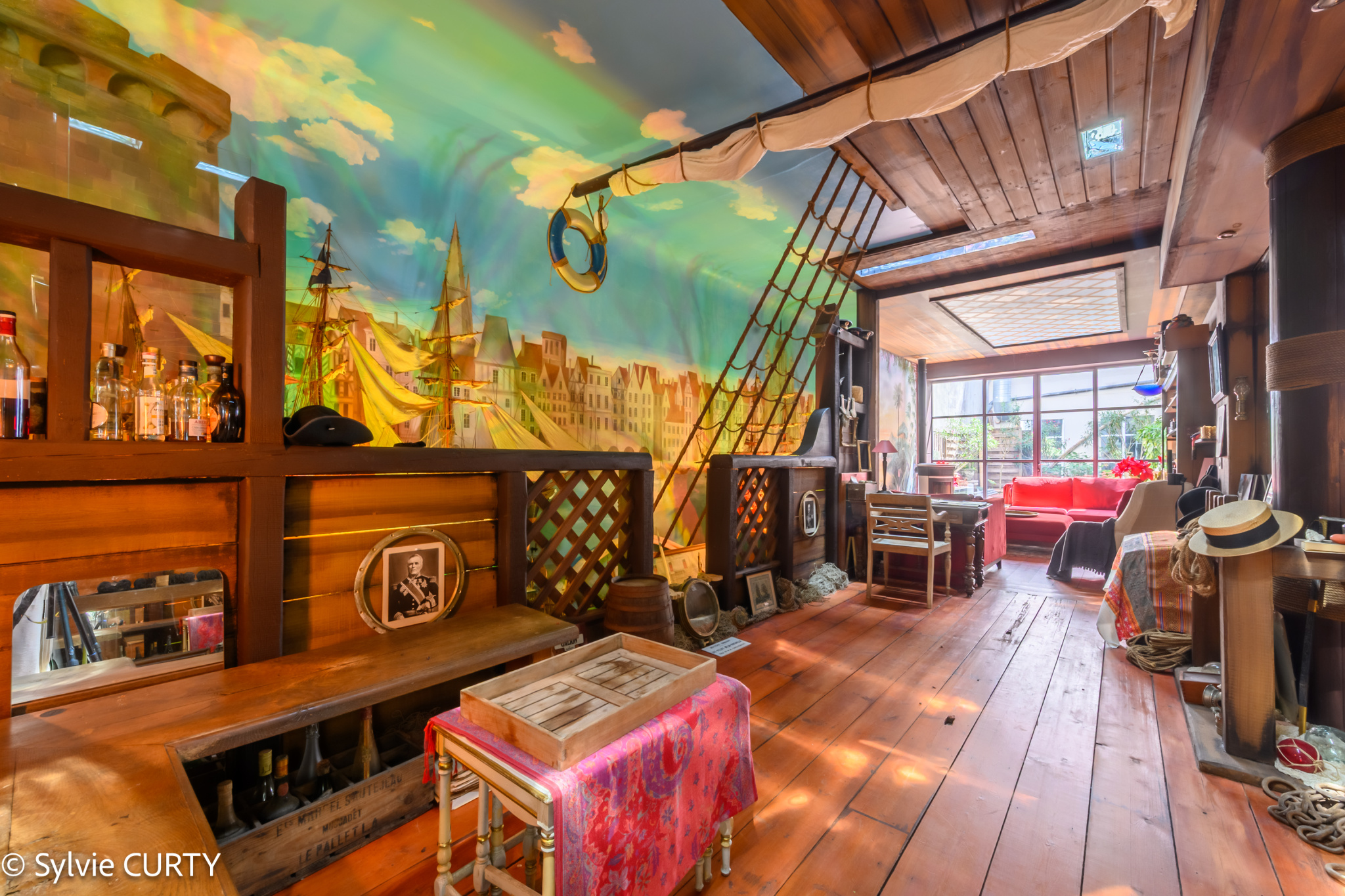 Intérieur d’une maison de caractère à La Rochelle Intérieur d'une maison de caractère avec décor artistique et mobilier en bois.