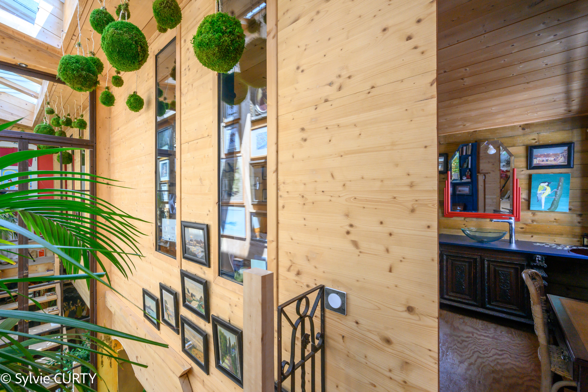 Intérieur d’une maison historique à La Rochelle Intérieur d'une maison de caractère avec murs en bois et décorations artistiques.