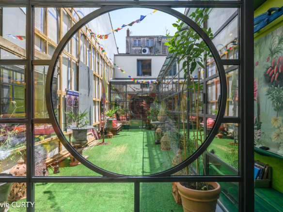 Intérieur d'une maison de caractère à La Rochelle avec un jardin intérieur lumineux et décoré.